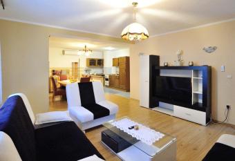 Apartment Julian allows 18 year olds to book a room