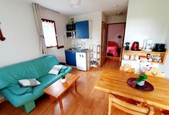 Petit T2 24m2 au calme, RDC, sans drap ni serviette, non fumeur has Balcony rooms