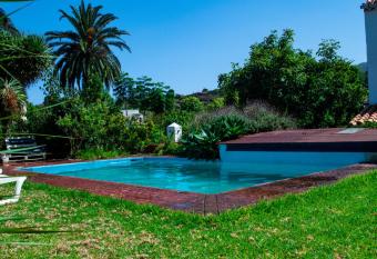 La Bodega casa rural con piscina y jardines has Balcony rooms