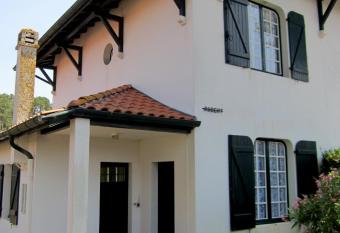 charmante villa rustique proche plages/commerces has Balcony rooms