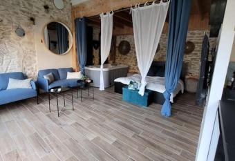 Studio de charme - Le C  leste has rooms with a private hot tub