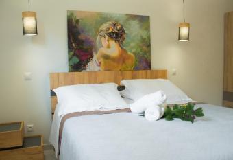 Elias Studio - Near to the port of Rafina and the Airport of Athens allows 18 year olds to book a room