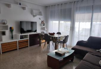 Piso c  ntrico reformado de excelente ubicaci  n has Balcony rooms