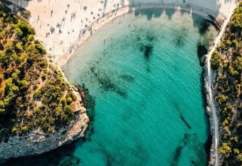 3-Bedroom Luxurious Suite with Sea-view & Pool has rooms with a private hot tub