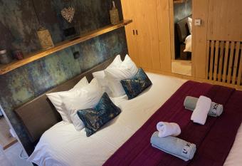 L   Oxymore has Balcony rooms