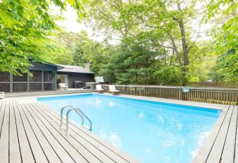 East Hampton Beach Getaway has rooms with a private hot tub
