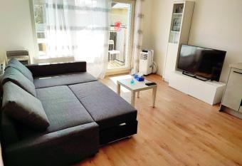 Cozy Sunshine Apartment with Balcony 4 persons max has Balcony rooms