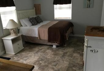 Private cozy cabin has Balcony rooms