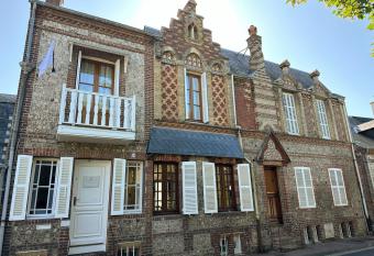 Les Turquoises   tretat - L H  tel-Boutique allows 18 year olds to book a room