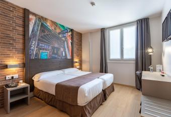 Casual del Jazz San Sebasti  n allows 18 year olds to book a room