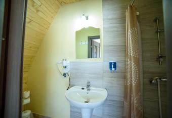 Cabana din Vale Arieseni Apuseni has rooms with a private hot tub