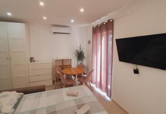 Estate Franca Wine and Olive oil has rooms with a private hot tub