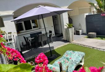 Mini villa    200m de la plage has Balcony rooms