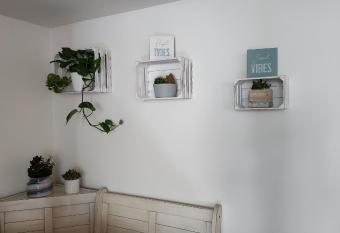 Vacation Palm Beach has rooms with a private hot tub