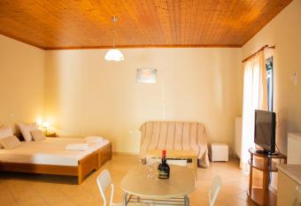 Nanos Studios has Balcony rooms