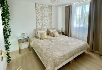 Naturally Suite has rooms with a private hot tub