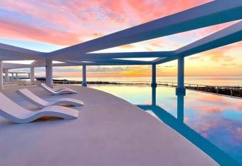 Apartamento luxury frente al mar has rooms with a private hot tub