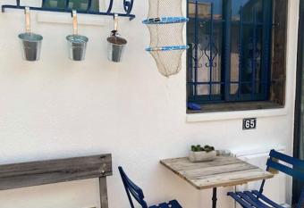 Maison de p  cheur Pointe courte Au Cabanon allows 18 year olds to book a room