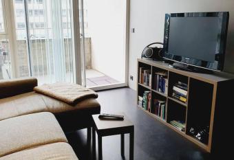 1-bedroom apartment by city center, free parking allows 18 year olds to book a room