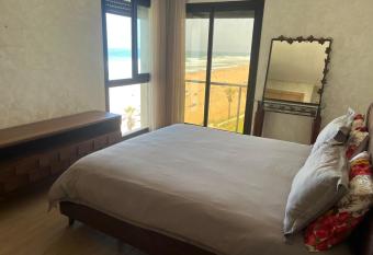 Appartement de luxe, front de mer Plage des nations has rooms with a private hot tub