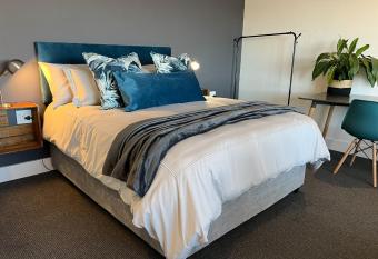 Waterfront Studio apartment no 5 allows 18 year olds to book a room