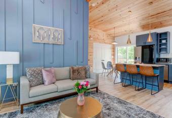 Luxury Modern Cabin with Hot Tub has rooms with a private hot tub