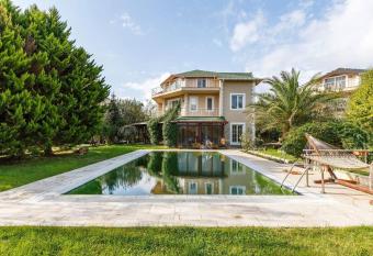 Villa Moon has rooms with a private hot tub