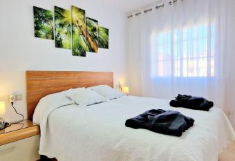 Vibrant city, 3 bedroom apartment beside the beach allows 18 year olds to book a room