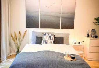 Sch  nes Apartment mit Terrasse allows 18 year olds to book a room