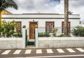 Donde Conchita, cerca del aeropuerto norte allows 18 year olds to book a room