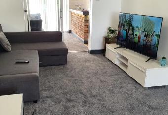 Green Haven Villa - 4BR Spacious House with Hot tub, Ample Parking, Air Condition, WIFI, Netflix, Patio & Garden has rooms with a private hot tub