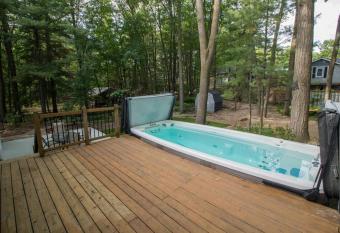 Cheerful 4-bedroom with Swim Spa has rooms with a private hot tub