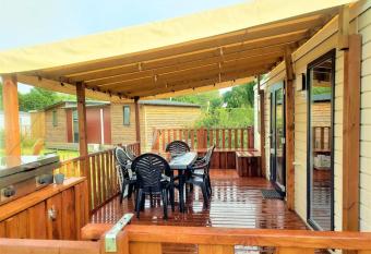 Pura Vida has rooms with a private hot tub