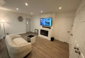 Modern 1 Bedroom Studio Flat allows 18 year olds to book a room