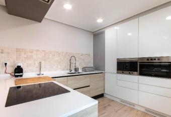 A 10minutos de San Mam  s y intermodal has Balcony rooms