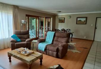 The Kickin Cow Country House has Balcony rooms