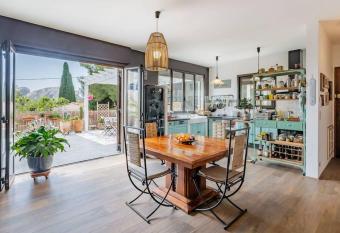 Villa Magali grande terrasse vue mer, jardin, proche port has Balcony rooms