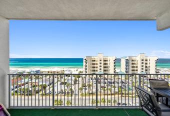 Laketown Wharf #1006 by Nautical Properties has rooms with a private hot tub