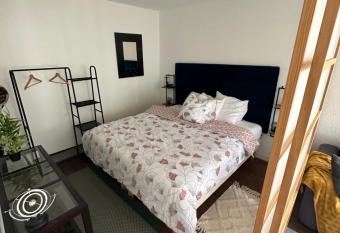 Studio   l  gant    Cergy has Balcony rooms