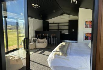 Guest House with a Stunning View has rooms with a private hot tub