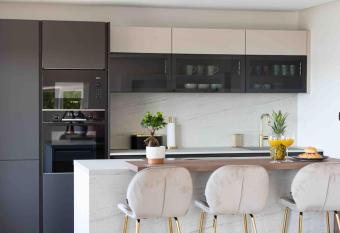 Lux Apartment MARRA with the rooftop jacuzzi has rooms with a private hot tub