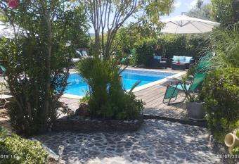 Villa embuscade allows 18 year olds to book a room