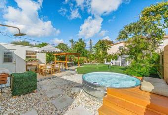 Ocean Ave Beach Cottage has rooms with a private hot tub