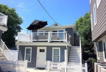 1.5 block off the beach. Remodeled Condo has Balcony rooms