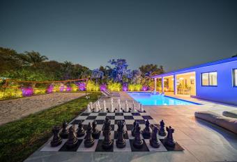 Luxury Casa Bianca Pool Volleyball Firepit Chess allows 18 year olds to book a room