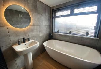 Bluebell Cottage Heritage Town nr Brecon Beacons with hot tub has rooms with a private hot tub