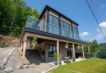 Chalet le Savannah/ Ski /Spa has rooms with a private hot tub