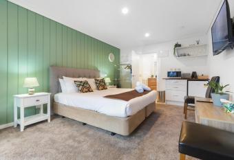 Private Studio on Fryer allows 18 year olds to book a room