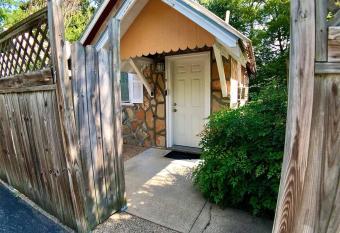 Napa Rock Cottage/ #7 Oak Crest has rooms with a private hot tub