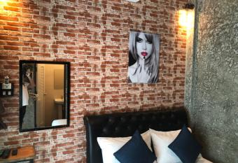 Bluemoon 5 minutes walk to the beach has Balcony rooms